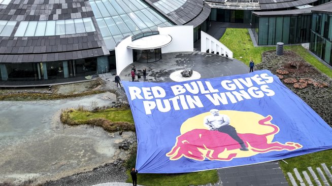 Red Bull дава крила… на Путин: Активисти протестират срещу руския бизнес 