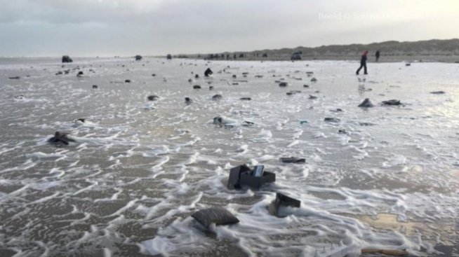 Товарен кораб изгуби десетки контейнери в бурното море