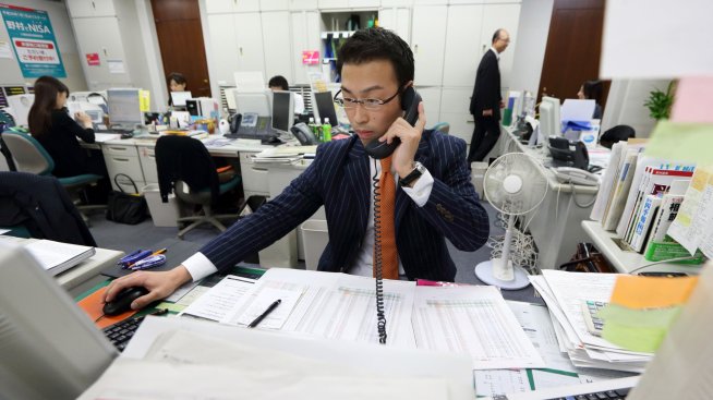 Nikkei 225 остана близо до 33-годишен връх въпреки спадовете на борсите в Азия