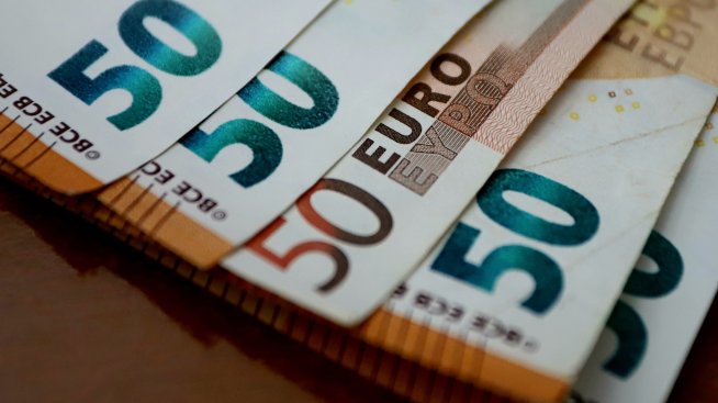 Правителството отпуска по 50 евро на 550 хил. души заради скъпите горива