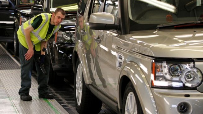 Безработицата във Великобритания остава на най-ниското си ниво от 1975 г.