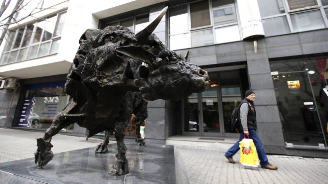 Резултатите на М+С се подобряват, а цената пада с 3%, защо?