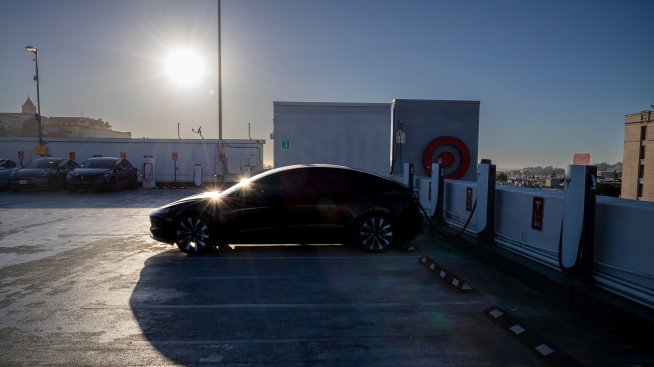 Традиционните автопроизводители търсят обединение с Tesla, за да избегнат глоби