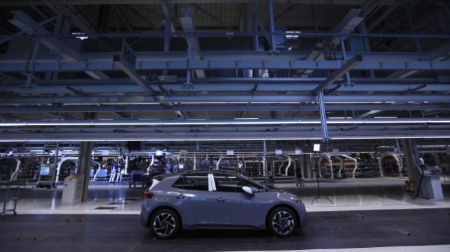 Volkswagen се връща от лятна ваканция със съкратено производство заради чиповете