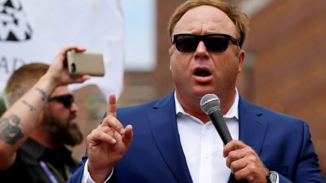 Защо YouTube и Facebook запушват устата на един американец?