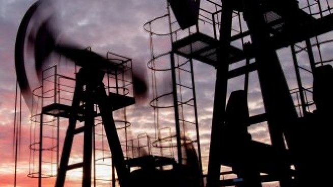 ОПЕК+ съживява още от спрените петролни доставки заради затягането на пазара