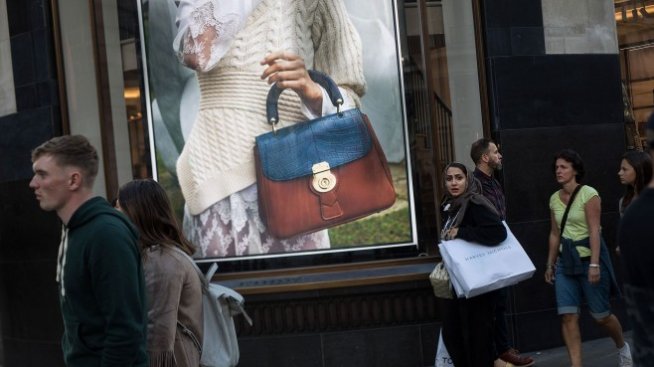 Младите купувачи изстреляха нагоре продажбите на Burberry