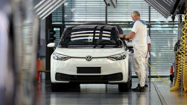 Volkswagen: Недостигът на чипове започва да отшумява в Китай