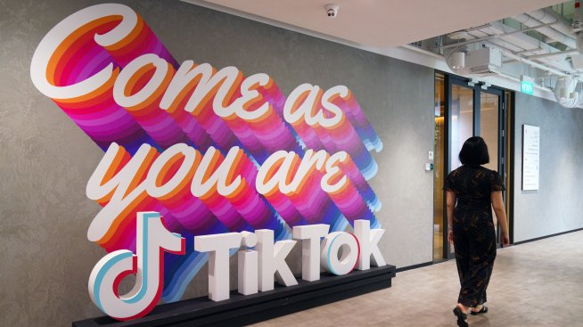 Сингапур затяга правилата и ще блокира вредно съдържание в TikTok и Facebook