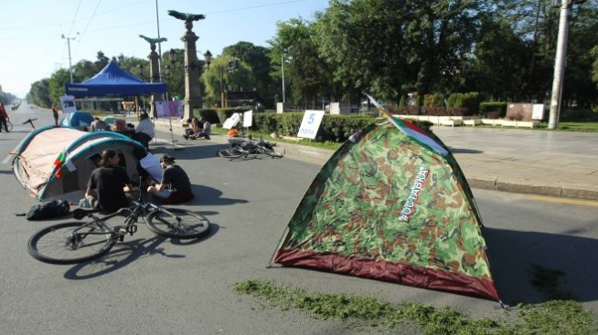 Кръстовищата на Орлов мост и „Цар Освободител“ остават под блокада