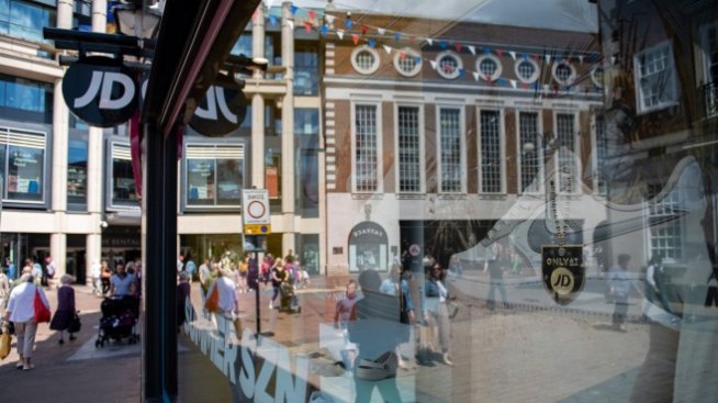 Продажбите на дребно във Великобритания записаха по-нисък спад от очакваното