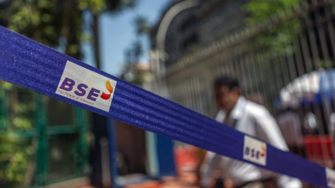 Японският индекс Nikkei се срина с почти 2% в първата сесия за седмицата