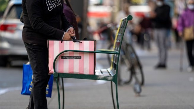 Собственикът на Victoria's Secret повиши прогнозата си