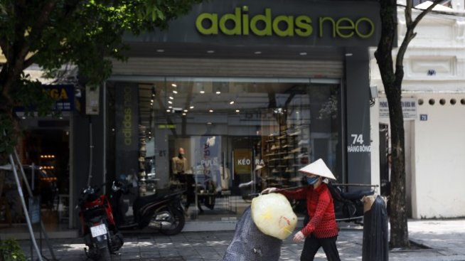 Една трета от приходите на Adidas се изпариха през второто тримесечие 