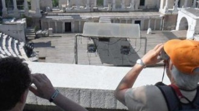 Леко повишение на пътуванията на българи в чужбина през април