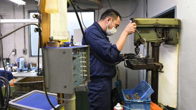 Японското фабрично производство се връща към спад през ноември