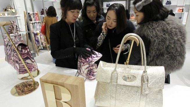 Акциите на Mulberry потънаха заради напускането на творческия директор Ема Хил