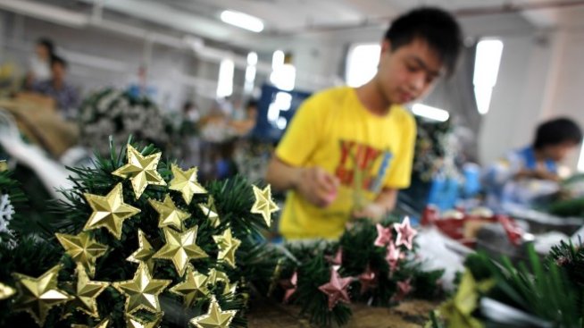 Китайските помощници на Дядо Коледа произвеждат 60% от коледната украса на света