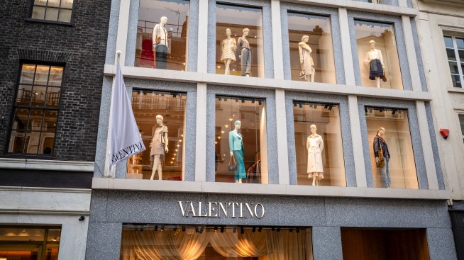 Собственикът на Gucci получава повече време да купи останалата част от Valentino