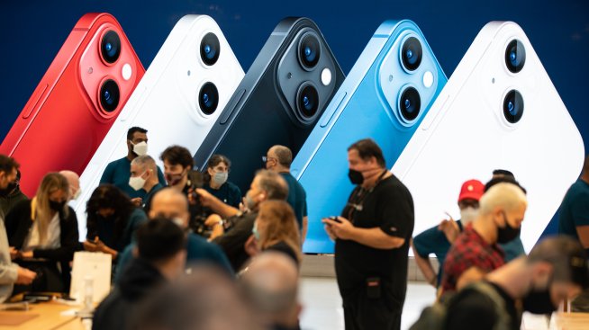 Apple отчете рекордни продажби благодарение на манията по iPhone