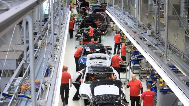 Дефицитът на чипове не позволява на автопроизводителите да си поемат въздух