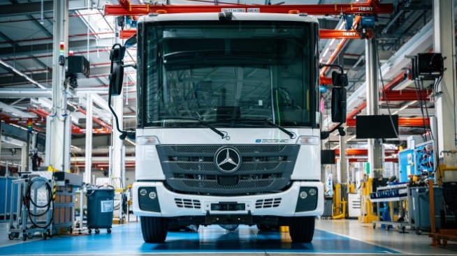 Daimler Truck започва производство на първия електромобил за сметосъбиране