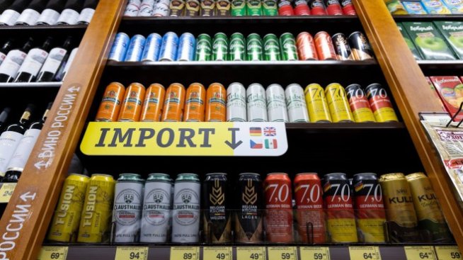 Месеци след изтеглянето на пивоварите западните бири все още се продават в Русия