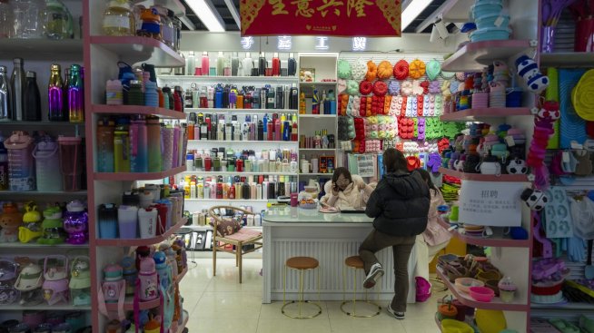 Китай отчита силна промишленост и продажби на дребно, но секторът на имотите остава слаб