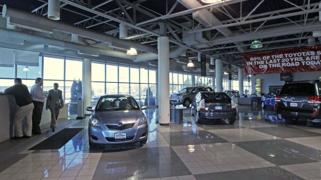 По-високите лихви в САЩ будят тревога сред автомобилните дилъри