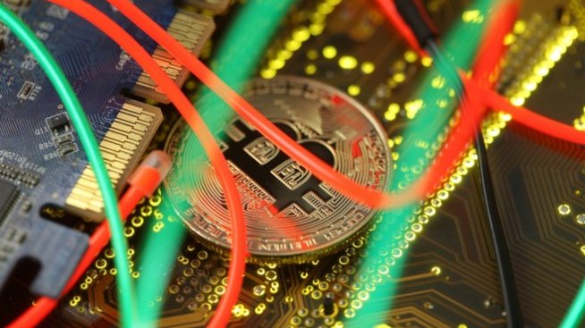 Биткойнът потъна до близо 3-месечно дъно
