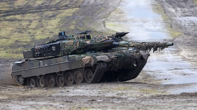 Танковете имат нова роля на фронта, САЩ споделят данни за още удари по руски рафинерии