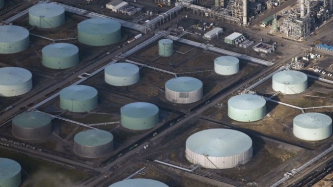 Петролът продължава волатилната седмица с ценови понижения*