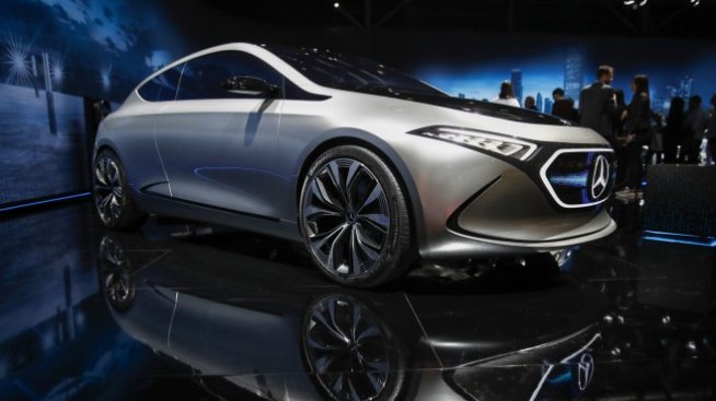 Mercedes атакува компактния сегмент с електрическия EQA