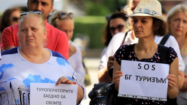 Туроператори протестират заради новите правила за изплащане на субсидии