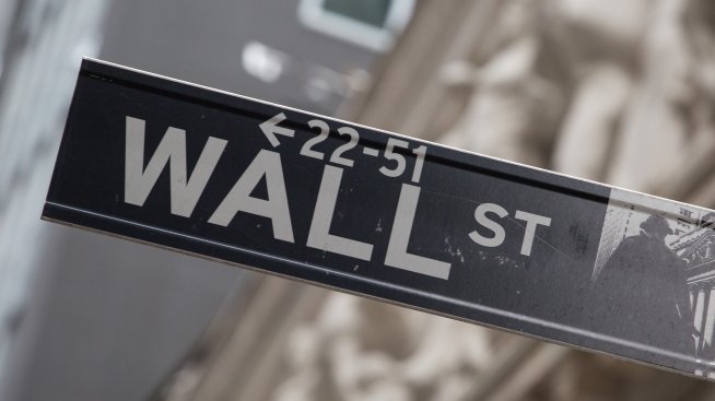 Nasdaq Composite отстъпи от рекорда си, Dow Jones отписа над 200 пункта