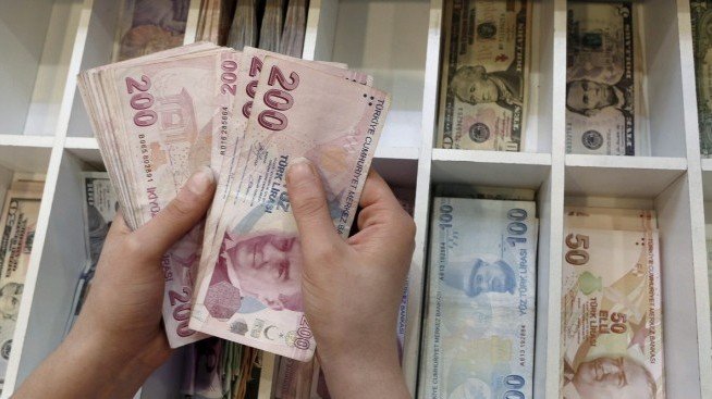Турската лира се срина до рекордни нива спрямо долара