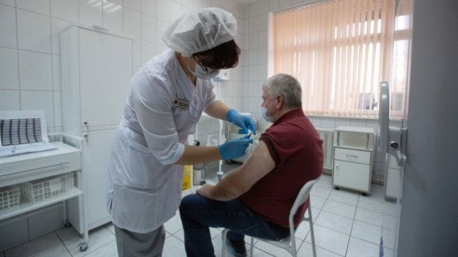 Въпреки наличието на ваксина руснаците изчакват