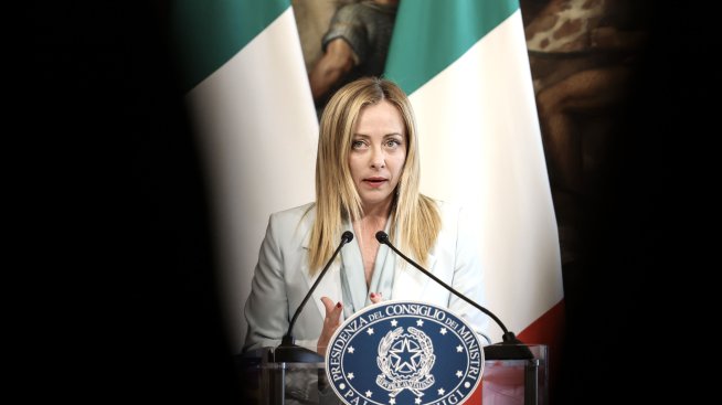 Италия обмисля продажбата на дялове в държавни компании, за да събере пари