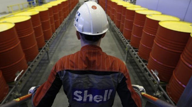 Печалбата на Shell се срина наполовина