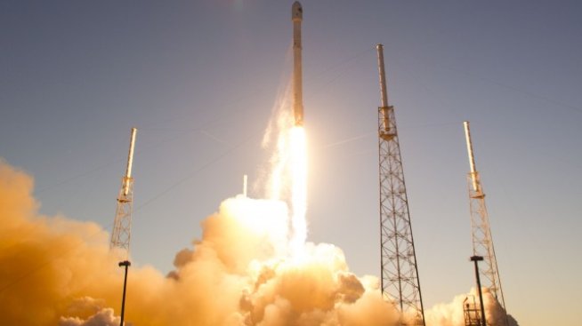 Частната фирма SpaceX успешно изведе два телекомуникационни спътника