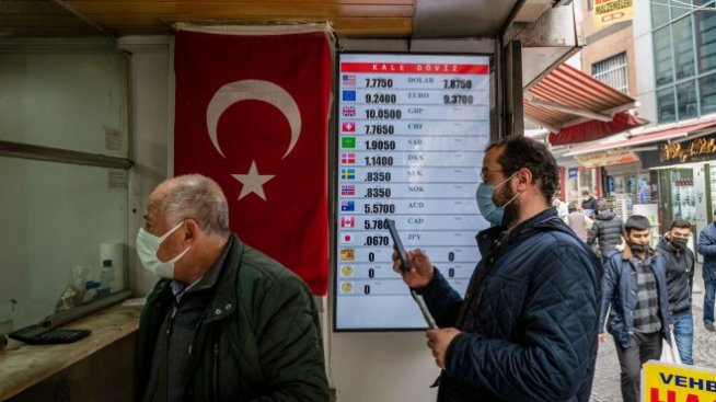 Турската лира отслабна до рекордно ниво след охлаждането на отношенията със САЩ