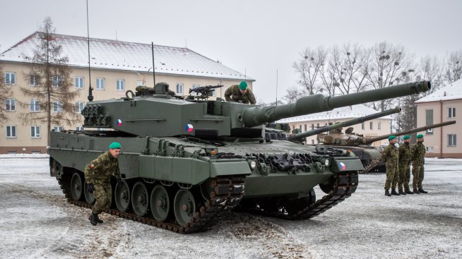 Германия може да изпрати ремонтирани танкове "Леопард" на Украйна най-рано през 2024 г.