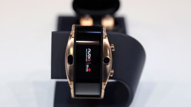 Китайски играч показа огъващ се телефон, който става на гривна