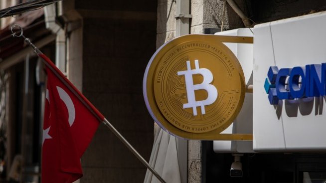 Биткойнът не успя да задържи ръстовете и отново е на червено
