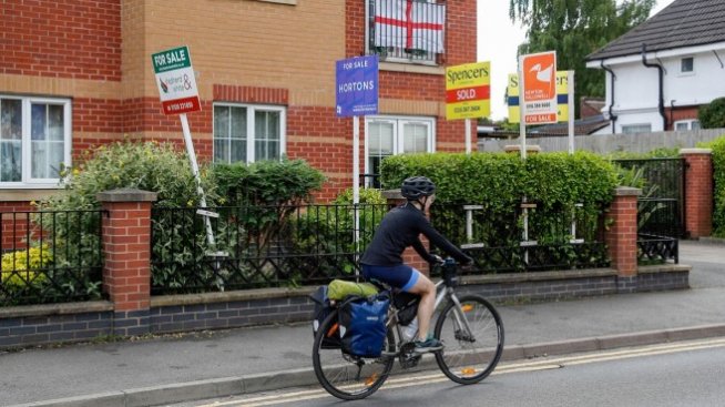 Цените на британските жилища растат за девети пореден месец