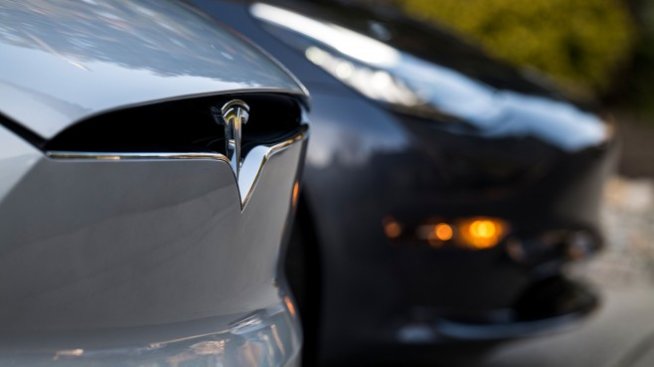Двама полицаи са ранени след нова катастрофа с Tesla в Китай