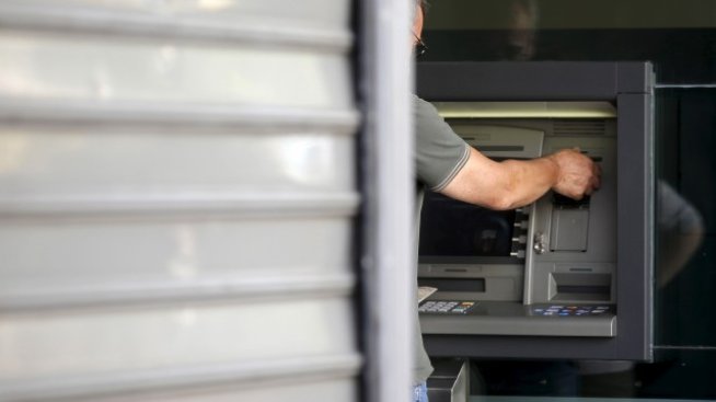 Гръцките банки могат да запазят капиталовия контрол още месеци