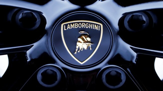 Lamborghini ще представи първата си хибридна суперкола