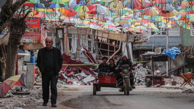 Турция спря спасителните операции в повечето засегнати от земетресението области 