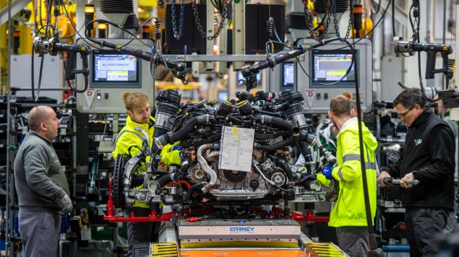 Недостигът на полупроводници хвърля сянка върху автомобилостроенето и през 2023 г.